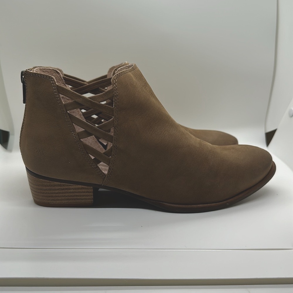 Seychelles Remembrance Nubuck Ankle Boot in Taupe.  Size 9.5 - Excellent Shape.